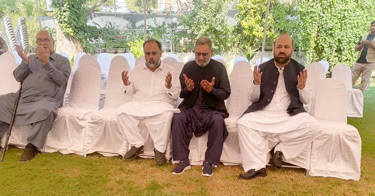 QasimAliShah81's tweet photo. سپیکر خیبر پختونخوا اسمبلی بابر سلیم سواتی ،صوبائی وزیر برائے سوشل ویلفیئر سید قاسم علی شاہ کے چاچا سید صابر علی شاہ کی وفات پر فاتحہ خوانی کر رہے ہیں.
#PTI #SQAS #PK81 https://t.co/ig0S2ym70y