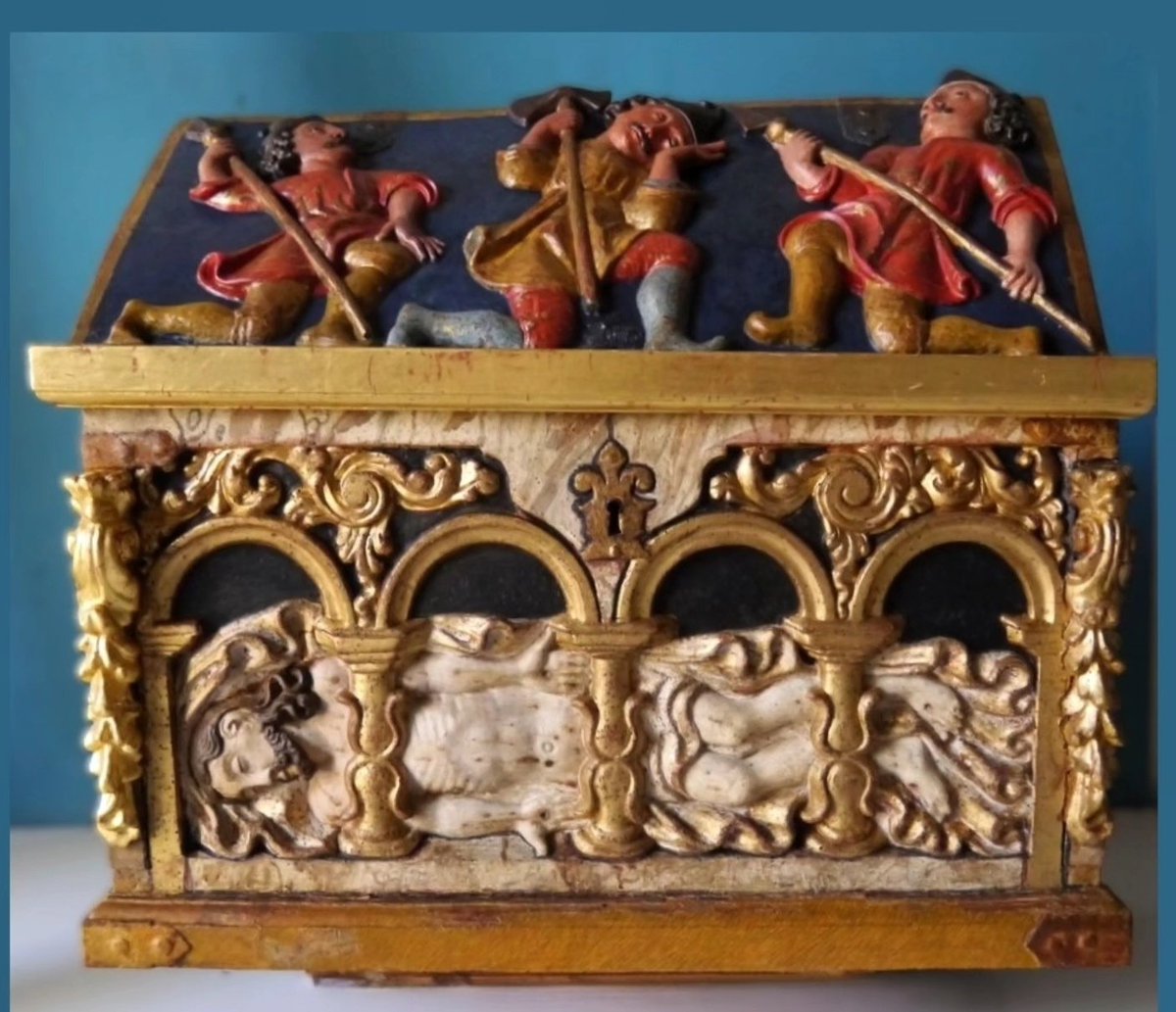 museos_H_coruna's tweet photo. Hoxe presentamos unha das pezas restauradas no 2024: a Arqueta do s. XVII, dun obradoiro compostelán, que formou parte dun monumento do Xoves Santo. No frontal Cristo xacente, e na tapa 3 soldados durmidos e con lanzas vixian a tumba. Pronto estará de novo na capela de S.Antón! https://t.co/WaoFbJdVtr