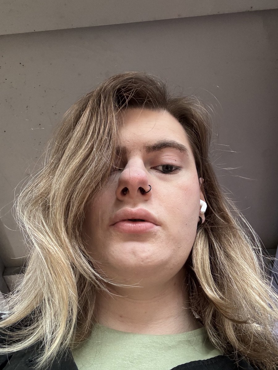 msgd_ghosty's tweet image. looking at all the cute people on my phone