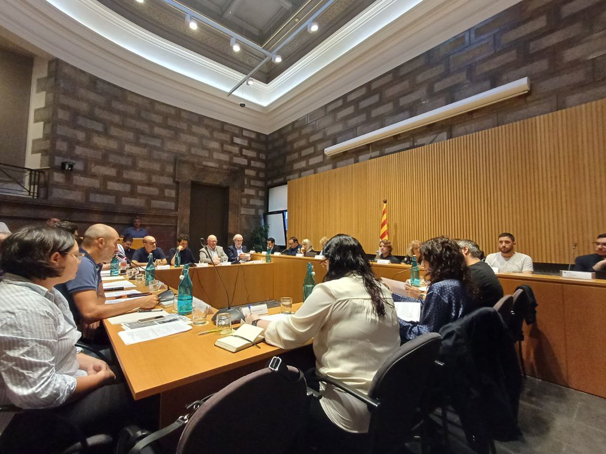 Dimecres 16 d'octubre, Consell Plenari del Districte de Sant Martí. Presentem:

 🚶🏻🚴🏻 Proposició per millorar la infraestructura de vianants i ciclistes
 
🏘️ Prec per demanar un informe d'habitatge previst al districte

🫂 Prec per millorar les pistes de petanca de la Pau

🧵1/7