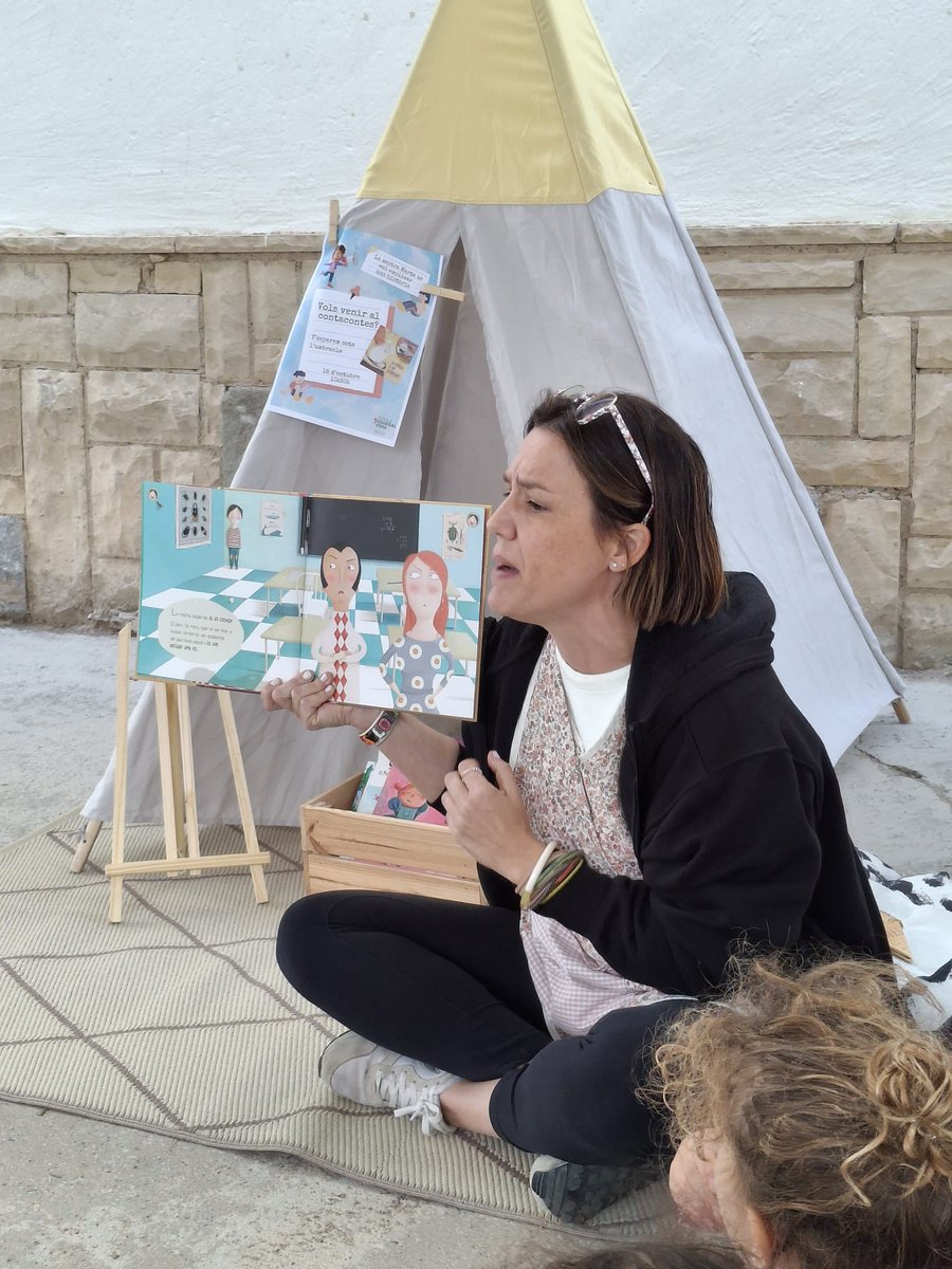 📚✨ Els divendres al pati, el màgic món dels contes cobra vida! Tot l'alumnat pot gaudir de sessions de contacontes que faran volar la seva imaginació. 🧚‍♂️📖 Un moment perfecte per relaxar-se i descobrir noves històries. #ADNprim #transformacióeducativa #gustperlalectura #llibres