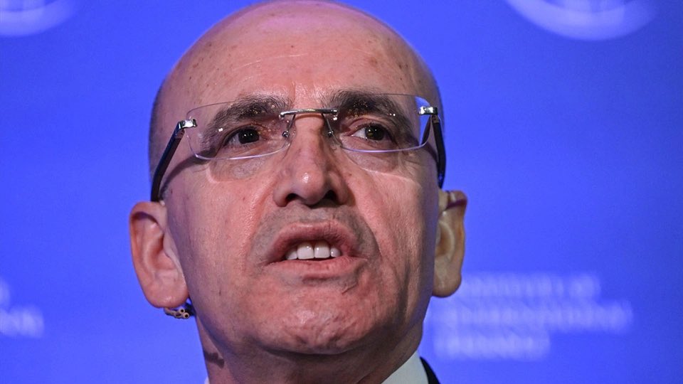 💡Mehmet Şimşek’e göre “en çok vergi kaçıran grup” fırıncılarmış!
🥖“Siz hiç fırıncının size fiş verdiğini gördünüz mü” diye soruyor!
👉Peki sen; 5 şirkete 240 milyar dolarlık ihale verip sonra bunlara 130 kez vergi indirimi yapan bir iktidar gördün mü <a href="/memetsimsek/">Mehmet Simsek</a> ?