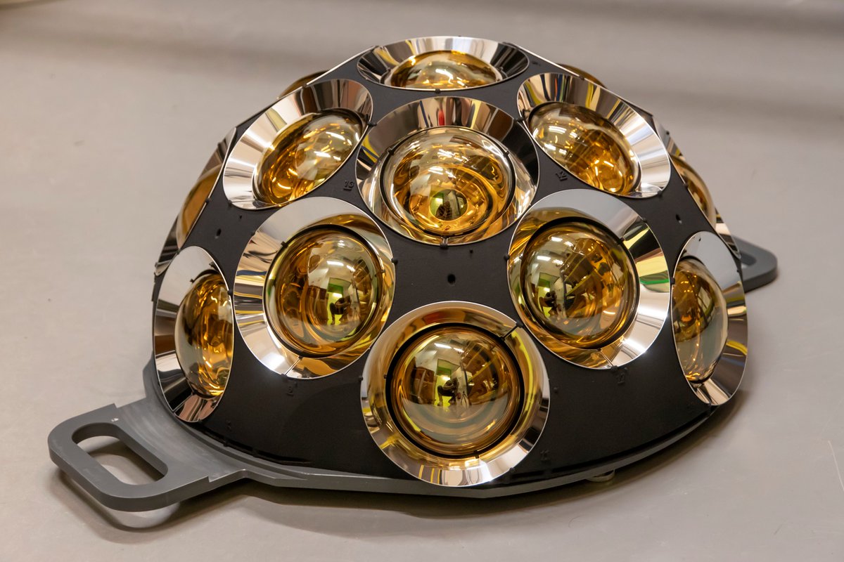 Marco Kraan (@marcojkraan) on Twitter photo The ART of <a href="/km3net/">KM3NeT Neutrino</a> at <a href="/_nikhef/">National Institute for Subatomic Physics Nikhef</a> 😍
One Digital Optical Modules (DOM) consists of 31 PhotoMultiplier Tubes (PMTs) to detect the Cherenkov light between 2500 - 3500 meters🤯below sea level in the Mediterranean Sea The ART of <a href="/km3net/">KM3NeT Neutrino</a> at <a href="/_nikhef/">National Institute for Subatomic Physics Nikhef</a> 😍
One Digital Optical Modules (DOM) consists of 31 PhotoMultiplier Tubes (PMTs) to detect the Cherenkov light between 2500 - 3500 meters🤯below sea level in the Mediterranean Sea