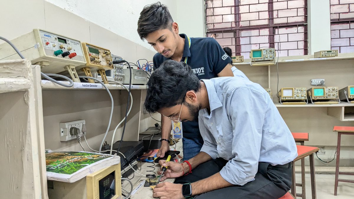 GNIOTCollege's tweet image. The ECE Department hosted a two-day workshop on October 10-11, 2024, where students gained hands-on experience with Altium Designer and Eagle, completing individual PCB projects.

A great experience for all!

#ECEWorkshop #PCBPrototyping #CircuitDesign  #GNIOT #NAACA+