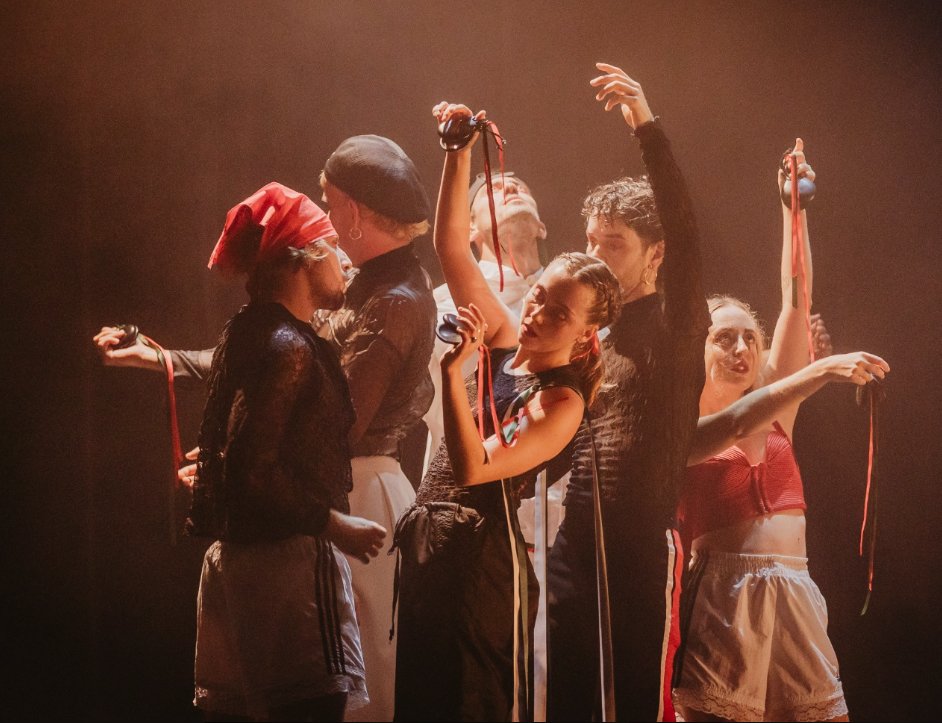 Dansa de la dissidència, últimes reflexions dels quatre dies a <a href="/FMediterrania/">Fira Mediterrània</a> amb totes les crítiques publicades des de la Fira.

escenadelamemoria.blogspot.com/2024/10/dansa-…