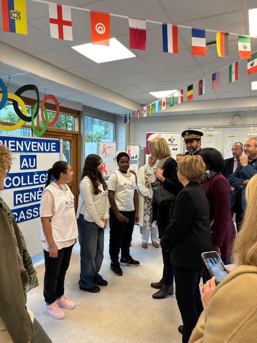 Le Montansier engagé auprès des cités éducatives <a href="/ChanteloupLV/">Chanteloup-les-Vignes</a> 
Présentation du partenariat à <a href="/valerieletard/">Valérie Létard</a> ce matin, ministre chargée de la ville.
<a href="/Prefet78/">Préfet des Yvelines 🇫🇷</a> <a href="/GDichamp/">Geneviève Dichamp</a> <a href="/Clg_Cassin_78/">Collège René Cassin Chanteloup Les Vignes</a>