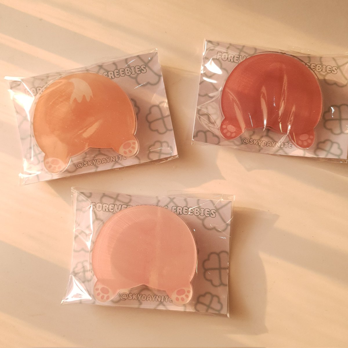 skydaynite's tweet photo. Preview freebies ku💗

Day 1 ➡️ popsocket pantat denimalz
Day 2 ➡️ id photo + sticker

Popsocket don juga ada tp belum kefoto~ https://t.co/QfHkhrc8HC