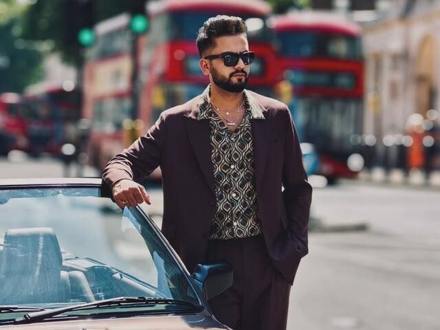 Chaotic_mind99's tweet image. Hello @FBI @NewYorkFBI here are the latest pictures of Indian agent #VikashYadav. He has changed his name multiple times from Siddharth yadav to #ElvishYadav. 

He was last seen in US and later honey trapped with a guy named #LuvKataria.

Indian govt has also booked him under…