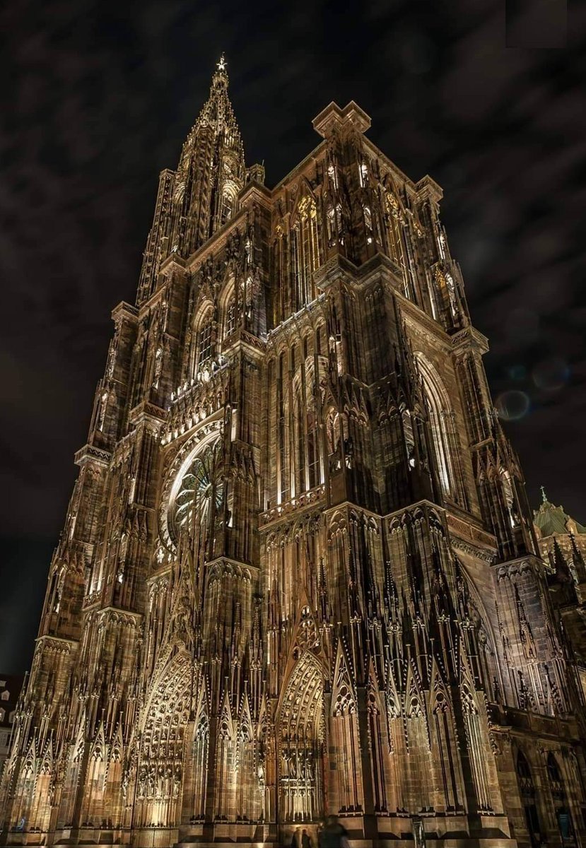 Tout est symbole. L’extinction de la cathédrale de Strasbourg à 23 h est une régression philosophique d'élus pour qui le mot rayonnement est un gros mot et prônent un repli loin du génie des tailleurs des pierres de cet édifice. Il faudra très vite rallumer  les lumières !