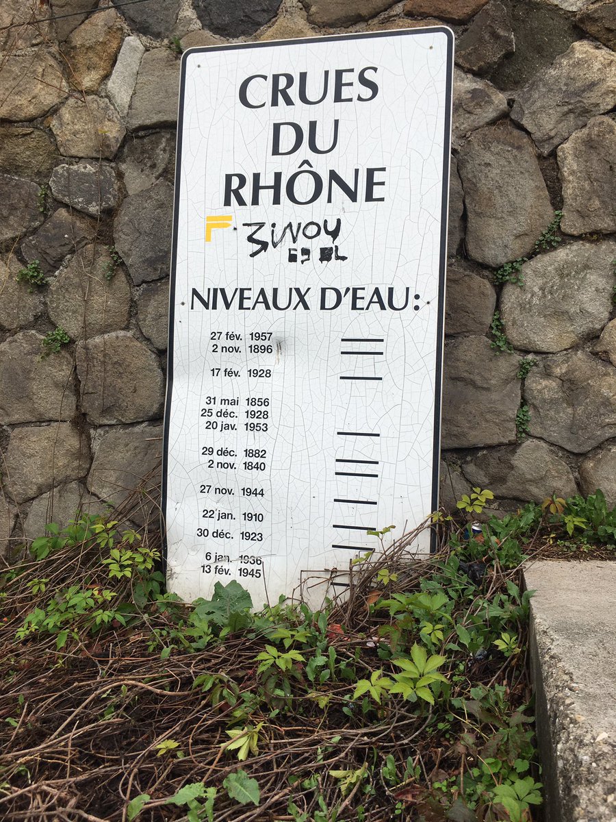 ASillieres's tweet photo. La crue du Gier a atteint un niveau supérieur à celle de 2008 a Givors où cet affluent du Rhône est encore déchaîné ce vendredi matin. https://t.co/cmHgZTJpcK