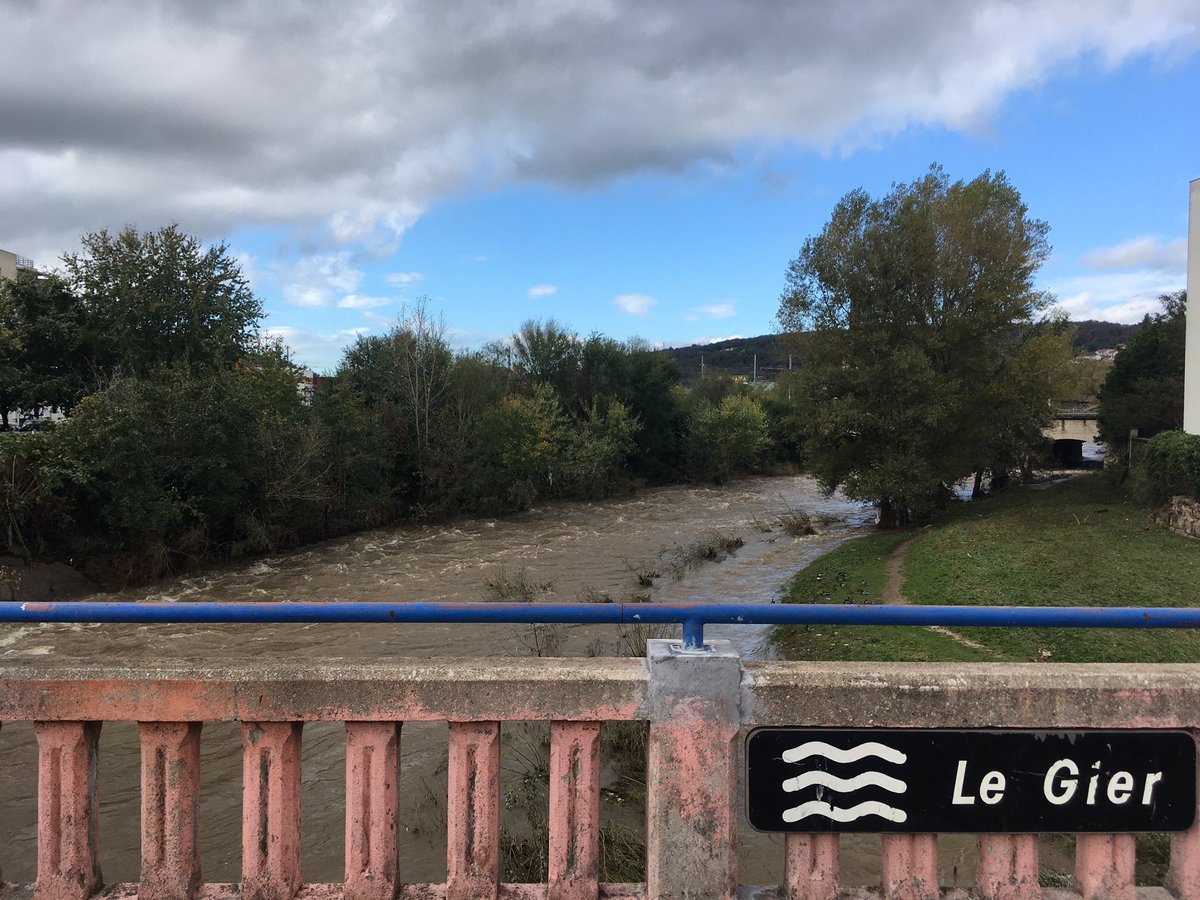 ASillieres's tweet photo. La crue du Gier a atteint un niveau supérieur à celle de 2008 a Givors où cet affluent du Rhône est encore déchaîné ce vendredi matin. https://t.co/cmHgZTJpcK