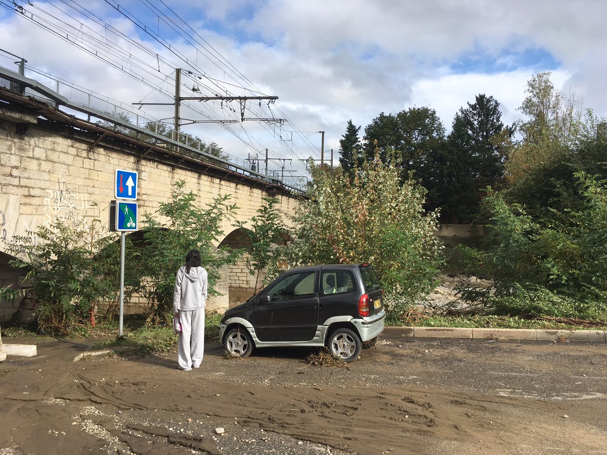 ASillieres's tweet photo. La crue du Gier a atteint un niveau supérieur à celle de 2008 a Givors où cet affluent du Rhône est encore déchaîné ce vendredi matin. https://t.co/cmHgZTJpcK