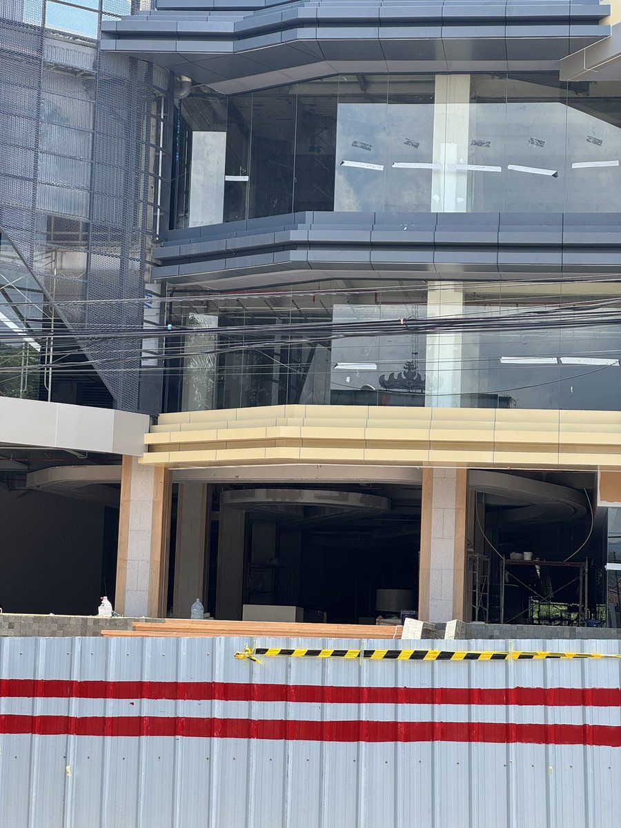 Sudah mulai menanam pohon, dan progres interior mulai terlihat di Proyek Karang Indah Mall (KIM). Sudah gak sabar ya melihat CenterPoint balik ke sini? 😄

#Lampung
#BandarLampung
#CenterPointLampung
#KarangIndahMall
#LampungLifestyleHub