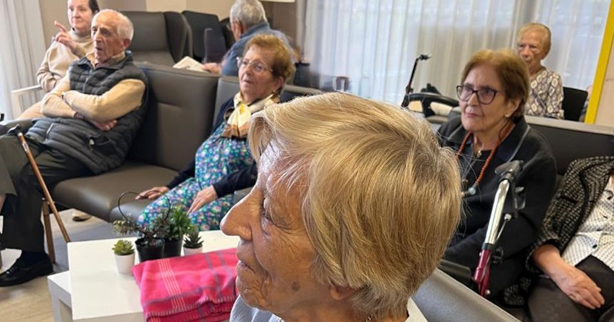 clecevitam's tweet photo. Continuamos con nuestros talleres de #estimulacióncognitiva que realizamos con la #yetitablet, una pantalla gigante que nos permite realizar estas sesiones utilizando la #tecnología. Los usuarios de @ResiAltosParque, de #Valladolid, son las protagonistas de estas fotografías. 👇 https://t.co/oem4x1ZKHs