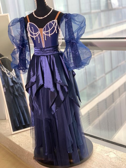 【‼️Dress for sale‼️】

🫧紺色パールドレス🫧

値段:8万円　※値下げしました👼🤍
サイズ:S〜M、身長約158cm〜　
状態:着用数回、綺麗です💓

スカートにホースヘアを追加し、ボディに石を追加で貼っています☺️
とにかく軽くて踊りやすいです。
レンタルも受け付けています💌