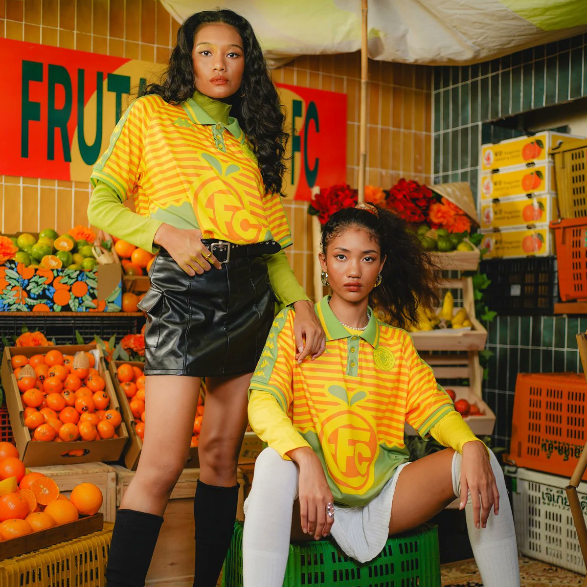 🔥La conexión entre España y Tailandia es tan vibrante como esta colección de Kappa junto a @EquipoFc y AC Saen Saep ⚽️🇪🇸🇹🇭

La colección "FRUTAS EQUIPO FC" inspirada por la energía de los cítricos, y la complicidad de estos dos países 🍊🍋

#Tailandia #futbol