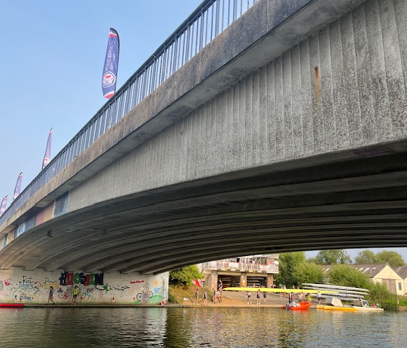 OxfordClarion's tweet photo. Local bus campaigners say a “no blame, just a solution” approach paid dividends in restoring a bus service to Donnington Bridge. @OxfordshireCC is using its own minibus fleet to run the 46A, a stand-in for the 46 which was thwarted by the emergency weight limit on the bridge. https://t.co/RR5oHZeySU