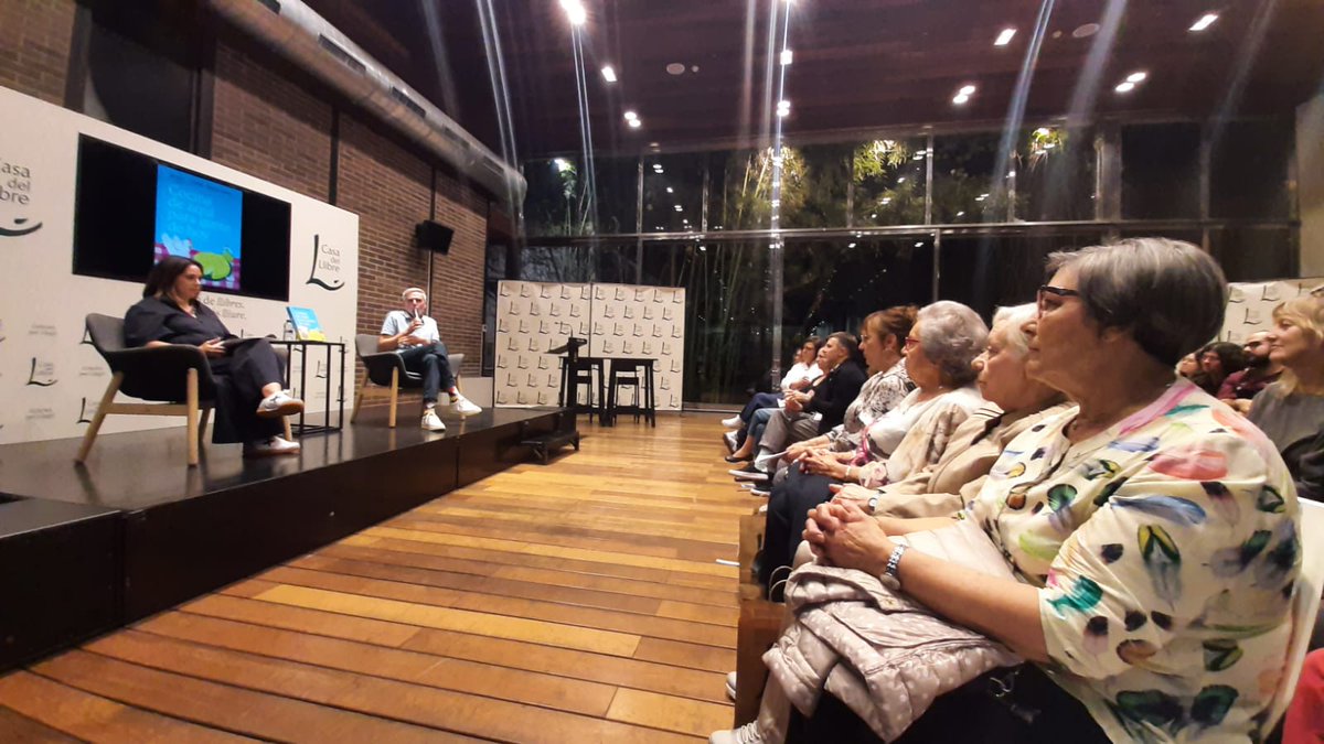 «Estoy en contra de la romantización de la cocina de la abuela. Habría que preguntarle a la abuela si ella estaba contenta con tanto trabajo." 👵🥘

<a href="/mikeliturriaga/">Mikel López Iturriaga🏳️‍🌈</a> diciendo verdades ayer en <a href="/casadellibro/">Casa del Libro</a> junto a <a href="/Sandroula_/">Sandra Lozano</a> en la presen de 'Cocina de aquí para gente de hoy'.