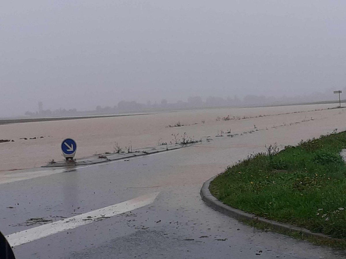 Damien GREFFIN (@greffindamien) on Twitter photo Situation agricole catastrophique dans les Yvelines suite aux pluies diluviennes. Les semis seront impossibles. Nous mettons tout en Ćuvre pour venir en aide aux agriculteurs. Soutien aux familles concernĂ©es. âŠ<a href="/vpecresse/">ValĂ©rie PĂ©cresse</a>â© âŠ<a href="/VLacroute/">ValĂ©rie Lacroute</a>â© âŠ<a href="/pierre_bedier/">Pierre BĂ©dier</a>⩠⊠Situation agricole catastrophique dans les Yvelines suite aux pluies diluviennes. Les semis seront impossibles. Nous mettons tout en Ćuvre pour venir en aide aux agriculteurs. Soutien aux familles concernĂ©es. âŠ<a href="/vpecresse/">ValĂ©rie PĂ©cresse</a>â© âŠ<a href="/VLacroute/">ValĂ©rie Lacroute</a>â© âŠ<a href="/pierre_bedier/">Pierre BĂ©dier</a>â© âŠ