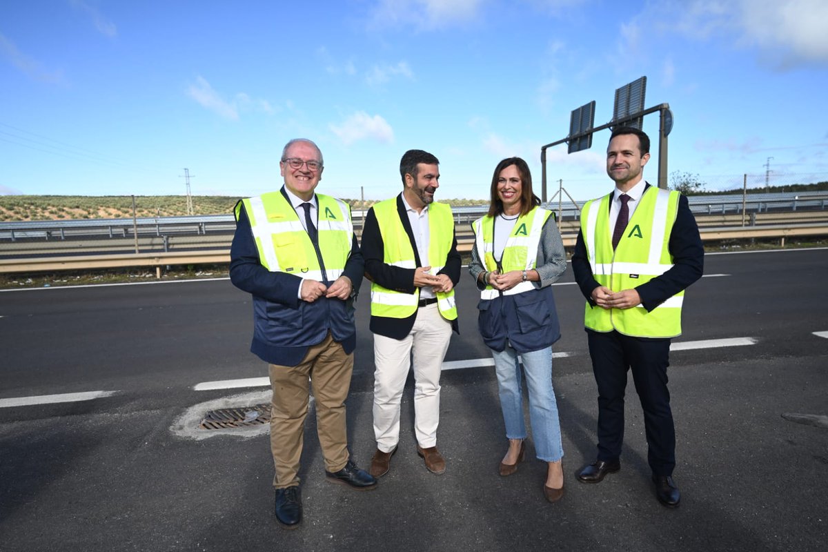 Rocio_DiazJ's tweet photo. Invertir en carreteras y mejorar la #seguridadvial es una de las prioridades del Gobierno de @JuanMa_Moreno

Visitamos las obras de reparación del firme de la #A92 en la provincia de #Granada

Hemos destinado 16 M€ en el tramo Loja-Moraleda, donde se han usado materiales #Masai https://t.co/65ZY9G2yL4