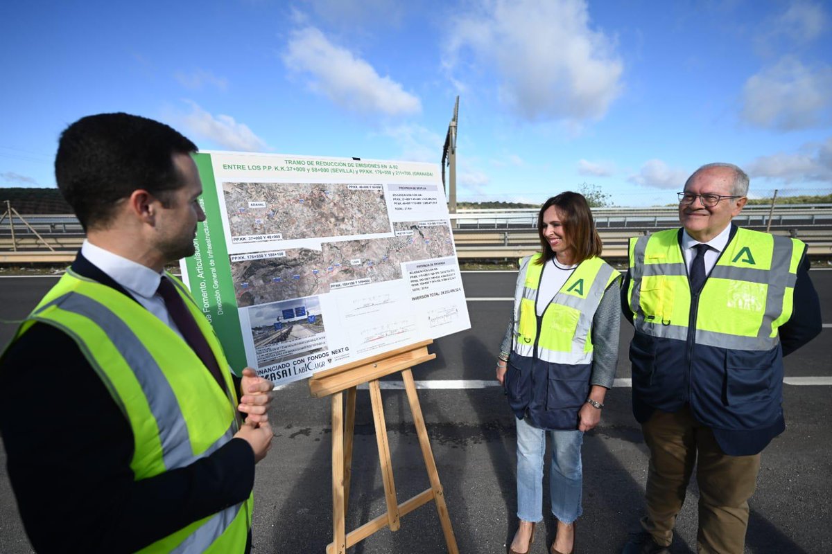 Rocio_DiazJ's tweet photo. Invertir en carreteras y mejorar la #seguridadvial es una de las prioridades del Gobierno de @JuanMa_Moreno

Visitamos las obras de reparación del firme de la #A92 en la provincia de #Granada

Hemos destinado 16 M€ en el tramo Loja-Moraleda, donde se han usado materiales #Masai https://t.co/65ZY9G2yL4