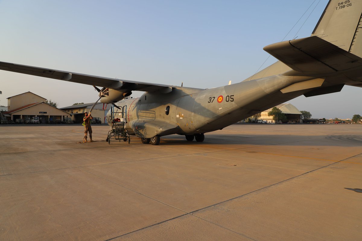 EMADmde's tweet image. El equipo de mantenimiento del #DATOrion 🇪🇸 trabaja diariamente para asegurar la máxima operatividad del avión D-4. Su colaboración con los medios navales de la #OperationATALANTA 🇪🇺 es crucial para garantizar la seguridad marítima. #MOPS @EjercitoAire @EUNAVFOR