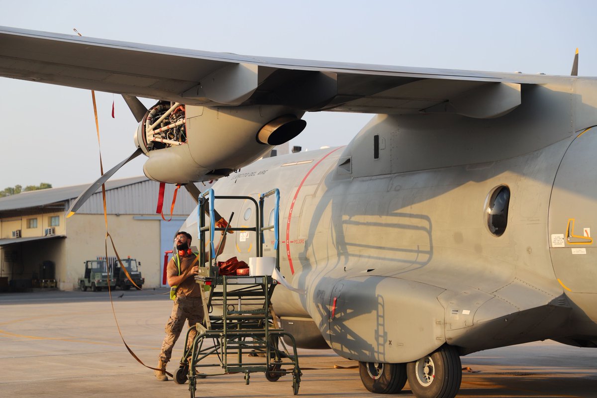 EMADmde's tweet image. El equipo de mantenimiento del #DATOrion 🇪🇸 trabaja diariamente para asegurar la máxima operatividad del avión D-4. Su colaboración con los medios navales de la #OperationATALANTA 🇪🇺 es crucial para garantizar la seguridad marítima. #MOPS @EjercitoAire @EUNAVFOR