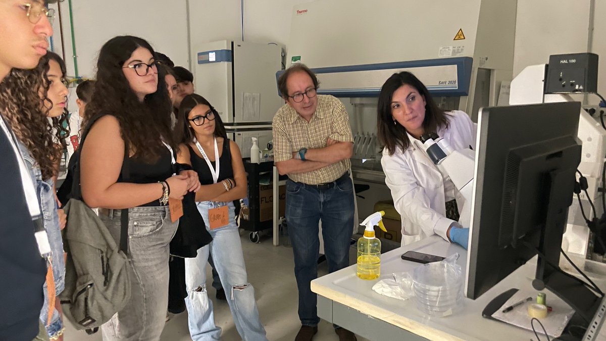 ATeNCenter's tweet photo. Due terze classi del Liceo Scientifico Statale Benedetto Croce hanno visitato i laboratori di ATeN Center.
Grande interesse da parte degli studenti che grazie al personale tecnico hanno intrapreso un viaggio all’insegna della ricerca.
📌Per maggiori info: 
https://t.co/ilvgDKTgNG https://t.co/C4iMRjDXPZ