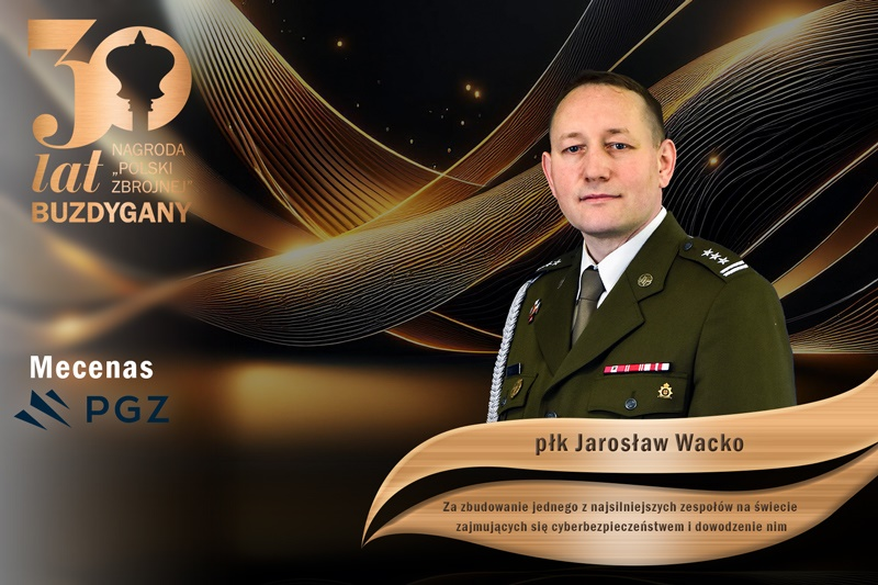Polska_Zbrojna's tweet photo. #Buzdygany23 
Płk Jarosław Wacko za zbudowanie jednego z najsilniejszych na świecie zespołów do spraw cyberbezpieczeństwa
@MON_GOV_PL @DGeneralneRSZ @SztabGenWP
Mecenas @PGZ_pl
Partnerzy @WBGroup_PL, #AgencjaMieniaWojskowego
@Airbus, @TargiKielce, #Armit
https://t.co/FslDxY0uot https://t.co/p6oDh735lk