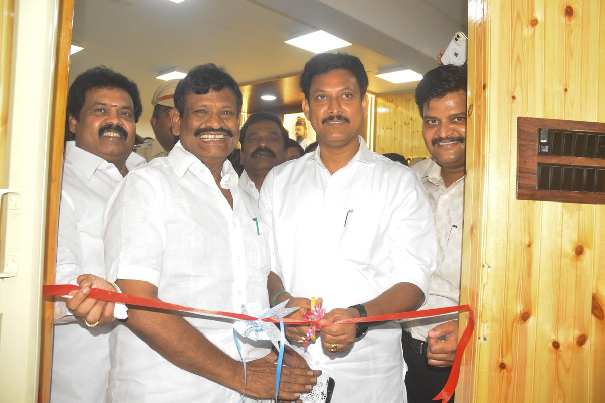 TiruvallurCollr's tweet photo. கலைஞர் நூற்றாண்டை முன்னிட்டு மக்கள் கூடும் பொது இடங்களில் 100 நூலகங்கள் அமைக்கும் திட்டத்தின் கீழ் தமிழ்நாட்டிலேயே முதல் நூலகமாக அமைக்கப்பட்ட திருவள்ளூர் மாவட்ட ஆட்சியரக நூலகத்தினை மாண்புமிகு பள்ளிக்கல்வித்துறை அமைச்சர் அவர்கள் மற்றும் மாண்புமிகு சிறுபான்மையினர் நலன் (ம) (1/2) https://t.co/7UYBT9Nlud