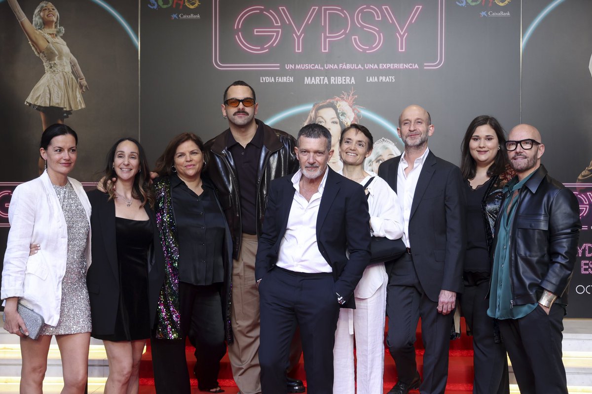 Fotos en familia en el photocall y alfombra roja en el @teatrodelsoho <a href="/caixabank/">CaixaBank</a>, minutos antes del estreno de ayer de #GYPSYelMusical.

Sin duda, una noche mágica 

#gypsy #musical #redcarpet #photocal #malaga #estreno #equipazo