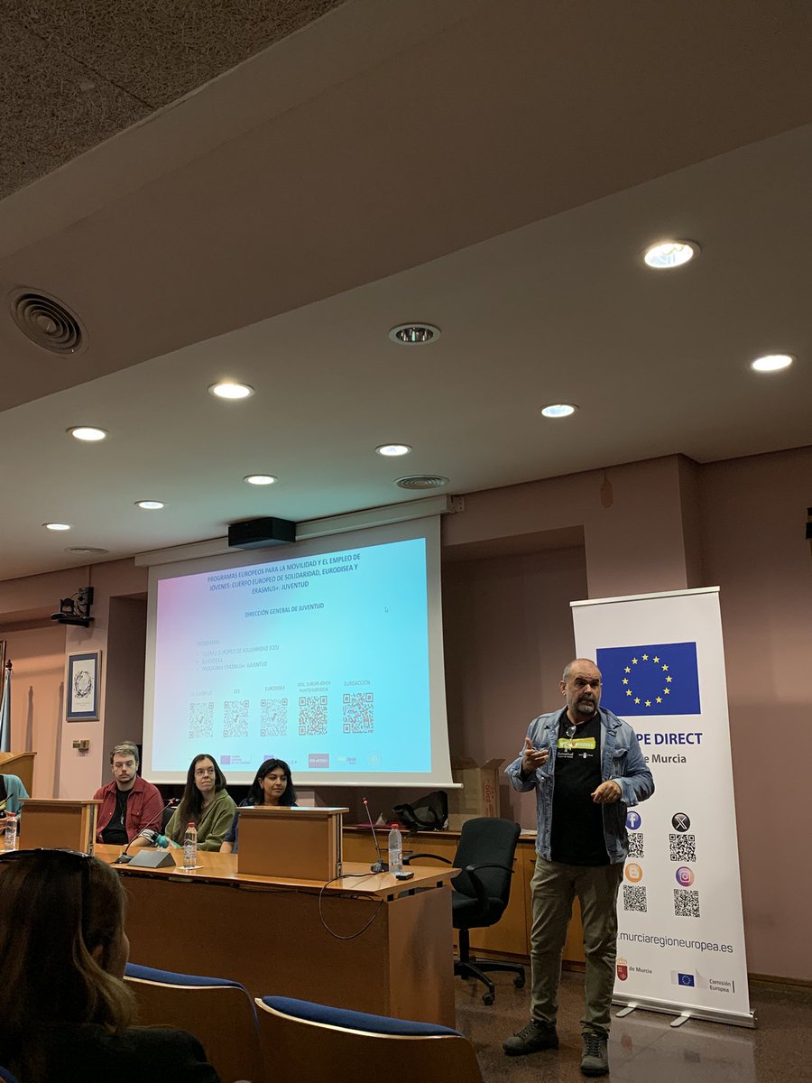 EuropeDirectRMu's tweet photo. Desde la Dirección General de Juventud de la Región de Murcia nos hablan sobre sus programas europeos: #Eurodisea, #CuerpoEuropeodeSolidaridad #ProgramaErasmus+Juventud 🇪🇺🌍. #EUenMurcia #oportunidadesUE https://t.co/S1FT2M1xdw