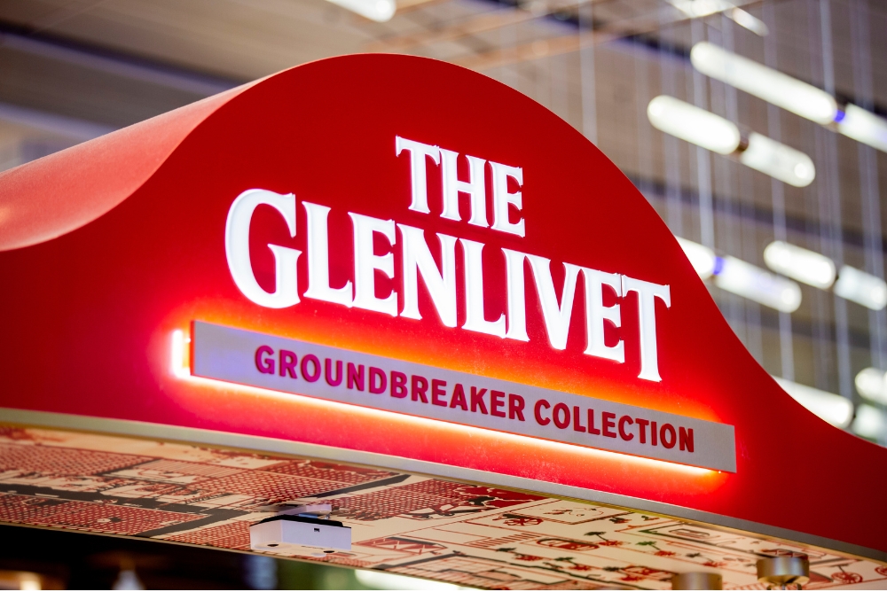 Pernod Ricard introduces first collaborative Glenlivet TREX at Changi: Inspired by Hong Yi’s designs, shoppers will be able to create their own art on a digital postcard – which they will also have the option to print on-site. 

Pernod Ricard Global… dlvr.it/TFT8n4