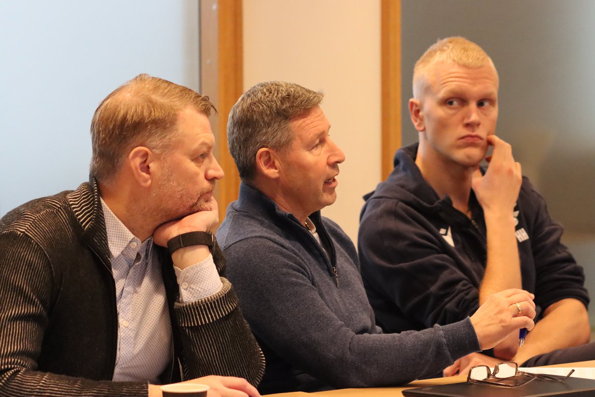 Í vikunni var haldinn fundur með yfirþjálfurum aðildarfélaga KSÍ þar sem meginfundarefnið var mótamál og fyrirkomulag móta í yngri flokkum.  Á fundinum, sem haldinn var í höfuðstöðvum KSÍ í Laugardal, voru 25 þátttakendur, þar af fjórir í gegnum fjarfundarbúnað.