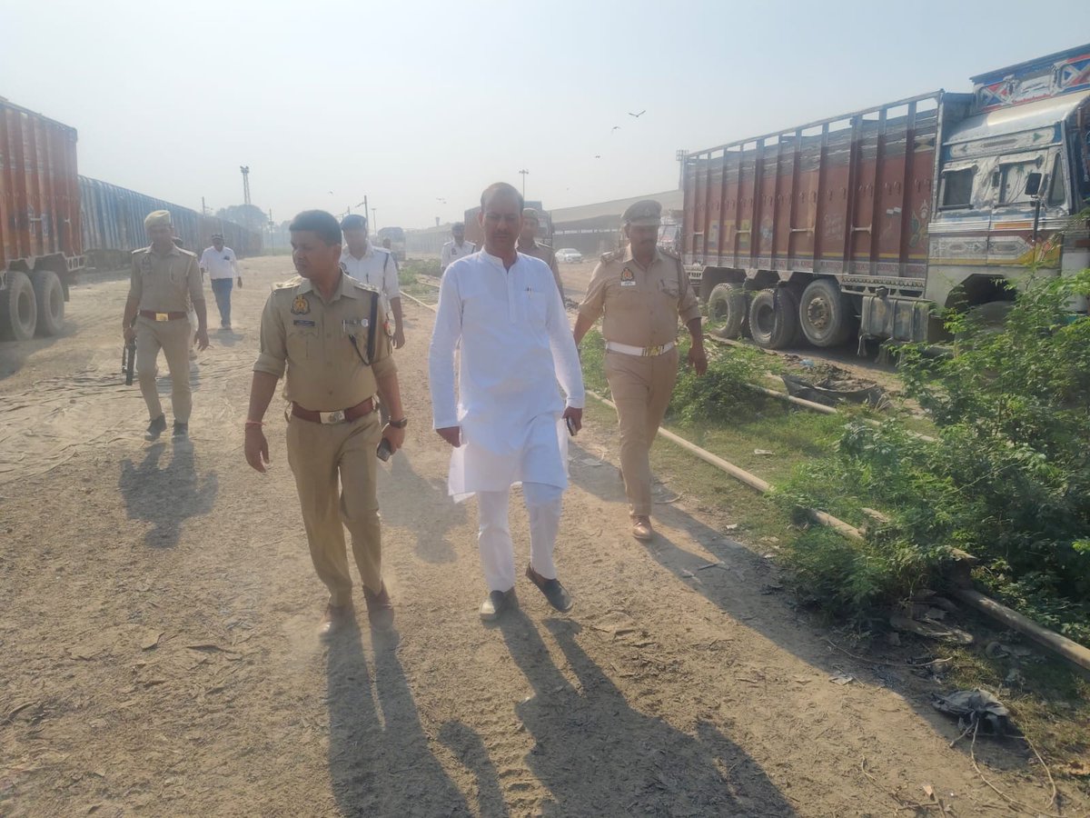 kanpurnagarpol's tweet photo. दिनांक 18.10.2024 को सीपीसी माल गोदाम, कोपरगंज थाना क्षेत्र कलेक्टरगंज का निरीक्षण पुलिस उपायुक्त यातायात श्री रवीन्द्र कुमार द्वारा स्थानीय ट्रक एसोशिएशन के पदाधिकारियों तथा टीआई पूर्वी श्री राजकुमार मिश्रा व अन्य पदाधिकारियों के साथ किया गया। निरीक्षण के दौरान यातायात व्यवस्थाओं की समीक्षा की गई और आवश्यक दिशा-निर्देश दिए गए। अधिकारियों ने माल गोदाम परिसर में व्यवस्था सुधारने के लिए आवश्यक कदम उठाने पर जोर दिया ताकि ट्रैफिक व्यवस्था सुचारू रूप से संचालित हो सके।
@Uppolice @kanpurtraffic @uptrafficpolice