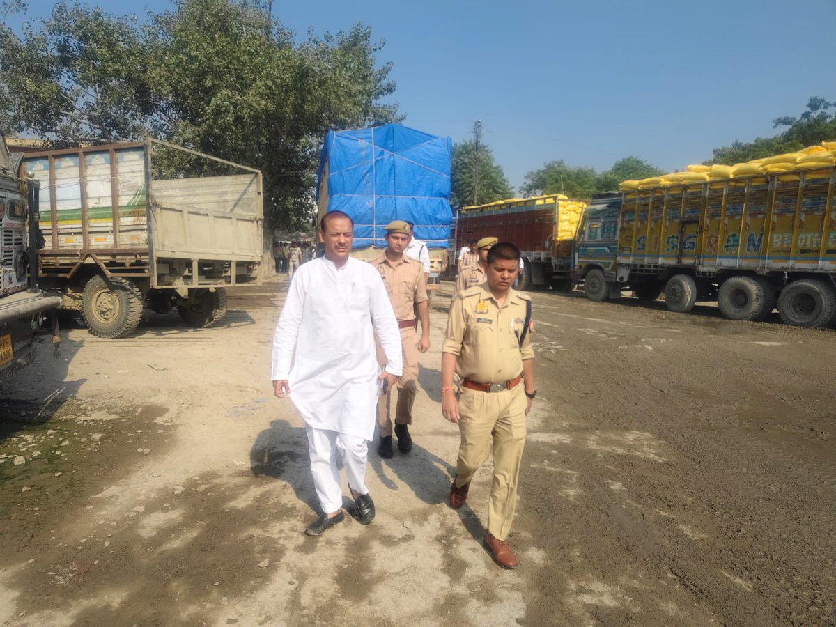 kanpurnagarpol's tweet photo. दिनांक 18.10.2024 को सीपीसी माल गोदाम, कोपरगंज थाना क्षेत्र कलेक्टरगंज का निरीक्षण पुलिस उपायुक्त यातायात श्री रवीन्द्र कुमार द्वारा स्थानीय ट्रक एसोशिएशन के पदाधिकारियों तथा टीआई पूर्वी श्री राजकुमार मिश्रा व अन्य पदाधिकारियों के साथ किया गया। निरीक्षण के दौरान यातायात व्यवस्थाओं की समीक्षा की गई और आवश्यक दिशा-निर्देश दिए गए। अधिकारियों ने माल गोदाम परिसर में व्यवस्था सुधारने के लिए आवश्यक कदम उठाने पर जोर दिया ताकि ट्रैफिक व्यवस्था सुचारू रूप से संचालित हो सके।
@Uppolice @kanpurtraffic @uptrafficpolice