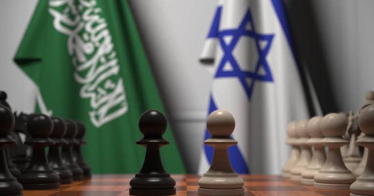 ahafsidz's tweet photo. #يحيى_السنوار  نسف توقيع السعودية اتفاقيات التطبيع مع إسرائيل في آخر لحظة 
تتذكرون جيدا  حديث محمد بن سلمان مع فوكس نيوز أياما قلائل  قبل طوفان الأقصى  عندما قال:  إن بلاده تقترب أكثر من تطبيع العلاقات مع إسرائيل. 
هل نسف الشهيد السنوار شيء كان يطبخ على محور الرياض وتل أبيب  أكثر من مجرد تطبيع ،  وهو سر الهجوم الإعلامي السعودي الرسمي على المقاومة وانخراط نخبه وكتائبه الإلكتر��نية  وأذرعه الدينية في مسار شيطنة رموزها لدرجة الشماتة في استشهاده عدا استثناءات  ! 
شيء آخر 
ما خلفيات زيارات بن سلمان و محمد بن زايد إلى القاهرة وما علاقتها بإنهاء مهام مدير المخابرات المصرية ؟ 
هل توجد نقاط تشابك مع ما يحدث !
