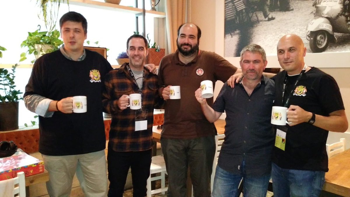 Ni confirmamos ni desmentimos el interés de la Oreja de Vangog por hacerse con los servicios de <a href="/imanolintziarte/">Imanol Intziarte Arruebarrena</a>. La voz cantante del Txoko siempre ha tenido novias.