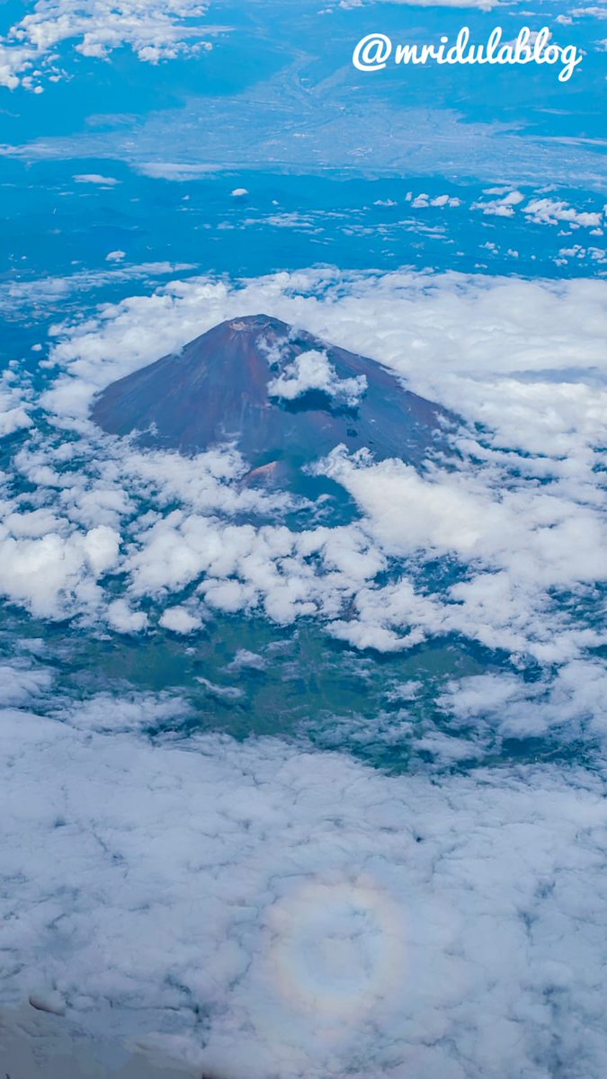 mridulablog's tweet photo. When Mt. Fuji appeared on our side of the window seat @ChhaviSeshadri! #endlessdiscovery #japan https://t.co/lSFj01FRoF