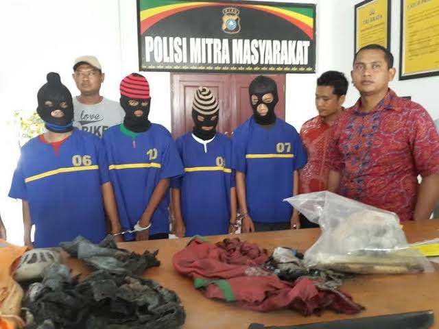 benbela's tweet photo. -Pembunuh Berantai Dari Riau-

Sepanjang 2013-2014 pembunuh berantai menebar teror di Riau. Anak-anak menghilang secara misterius, dihabisi secara brutal untuk dijagal kelaminnya dan diminum darahnya oleh pelaku yang terobsesi hal mistis. https://t.co/CkX7KomnvH