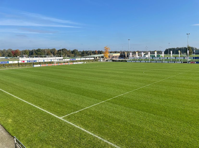 Vorige week eindelijk de eerste driepunter in de competitie: 1-2 (1-1) gewonnen bij ZAC in Zwolle. Morgen spelen we thuis tegen hun buurman Zwolsche Boys. Het veld ligt er in ieder geval fantastisch bij 👌🏻Op naar de 6 punten! #FCOmmen #MetPassieEnPlezier #3eKlasseO