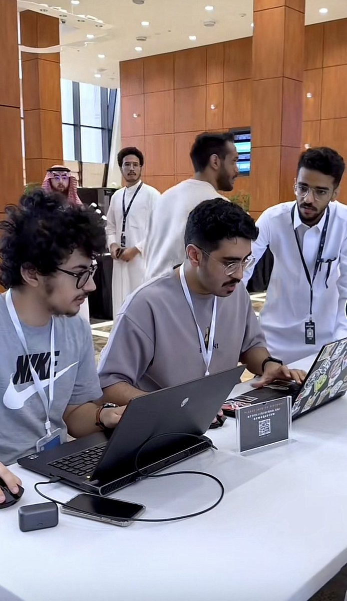 hcyber6_'s tweet image. الحمد لله على الختام ✨.
كان يوم جميل والحمد لله ، سعدنا بشوفتكم جميعًا.

وسعدت وتشرفت بمقابلة أساطير الأمن السيبراني (وأخيرًا بالحياة الواقعية بدال اللنكد ان 😂💙) 
💻 @OmarAlkhowaiter 
💻 @abd_fa12 

وشكرًا لجميع اللي حضروا وشاركوا في المسابقة، نجاح المسابقة من تفاعلكم 🫡🔥.