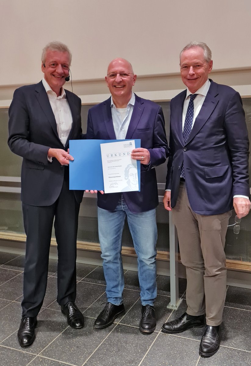 Goethe-Universität Frankfurt verleiht Dr. Armin Wunder, einem „exzeptionellen Kollegen“ und Brückenbauer zwischen Forschung und Praxis, die Honorarprofessur für sein jahrzehntelanges Engagement in Lehre und Forschung der Allgemeinmedizin.
<a href="/goetheuni/">Goethe-Universität</a> <a href="/UK_Frankfurt/">Universitätsmedizin Frankfurt</a> <a href="/Ferd_Gerlach/">Ferdinand Gerlach</a>