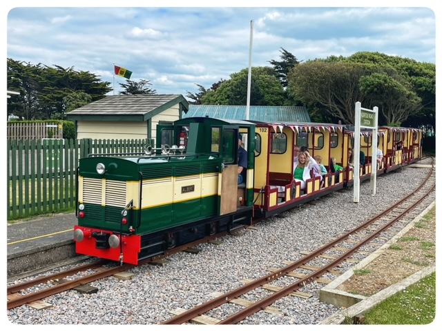 LhamptonMiniRly's tweet photo. Trains are running Sat 19th and Sun 20th Oct
1st train departs Mewsbrook Park 10:40am
1st train departs Norfolk Gardens 11am
Fares and alternative departure times can be found here: https://t.co/wkAv162Nav
All of course subject to weather and no technical issues
Give us a wave https://t.co/21RfMjZ7vW