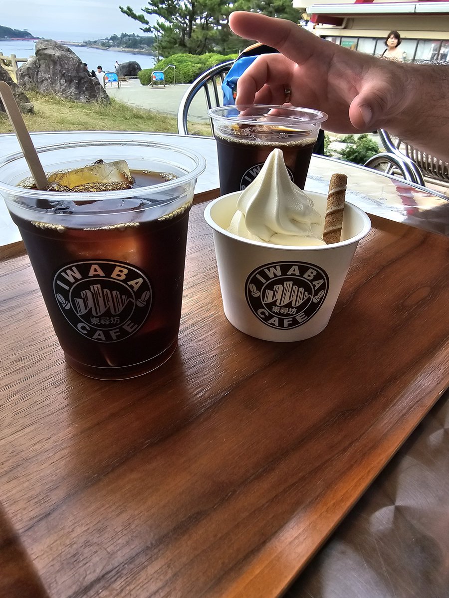 michiponcafe's tweet photo. 本日福井旅行。
スタバならぬ、IWABAカフェ。
東尋坊、ヒヨリすぎて崖の先端の
近くまで行けず😭💦💦
高い所は苦手。 https://t.co/ps2zW9mSbB