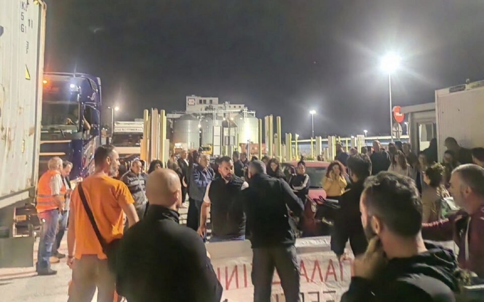 ekathimerini's tweet photo. Piraeus dockworkers block shipment of alleged ammunition to Israel https://t.co/hIsSYIp1lj https://t.co/6CRVkAFDAp