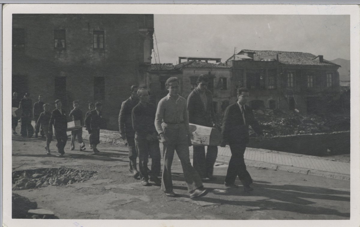 ArxiudeTorello's tweet photo. Fa 84 anys #Torelló es recuperava d'un dels esdeveniments més tràgics de la seva història.  

L'aiguat del 17-18 d'octubre del 40 deixava el trist balanç de més de 60 víctimes mortals i més de 300 famílies afectades.  
[Enterrament víctimes de aiguat. 1940. Autor: M. Casals. AMT] https://t.co/N7ganYbZSv