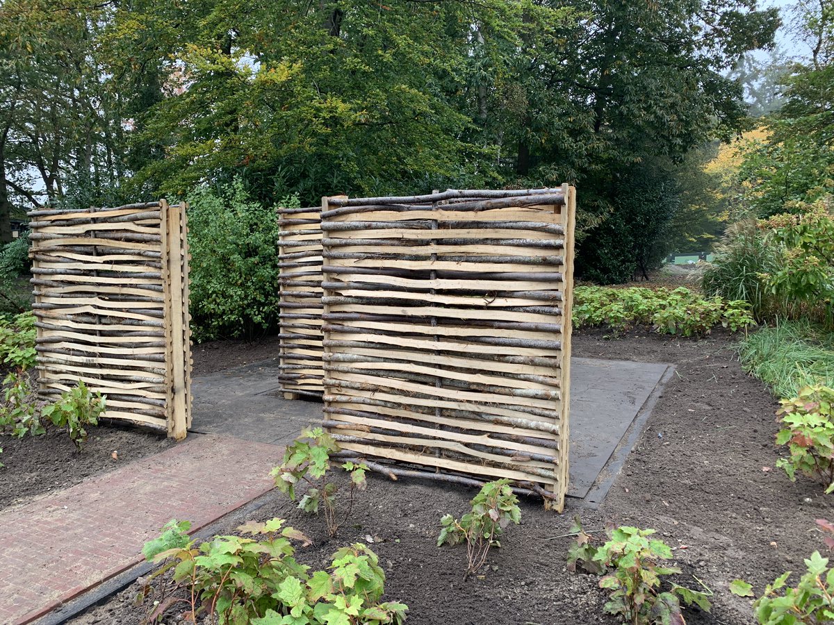 Coshira_'s tweet photo. Een rookzone op een heel zichtbare plek en langs een hoofdweg als dit had ik toch niet verwacht. En dan ook nog met zulke schuttingen. 🚬
#Rookzone #Efteling https://t.co/gnJ4fuWvE9