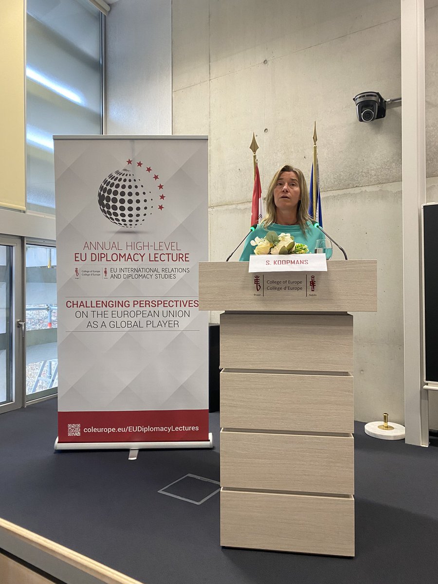 Simon J. Smith tweet media