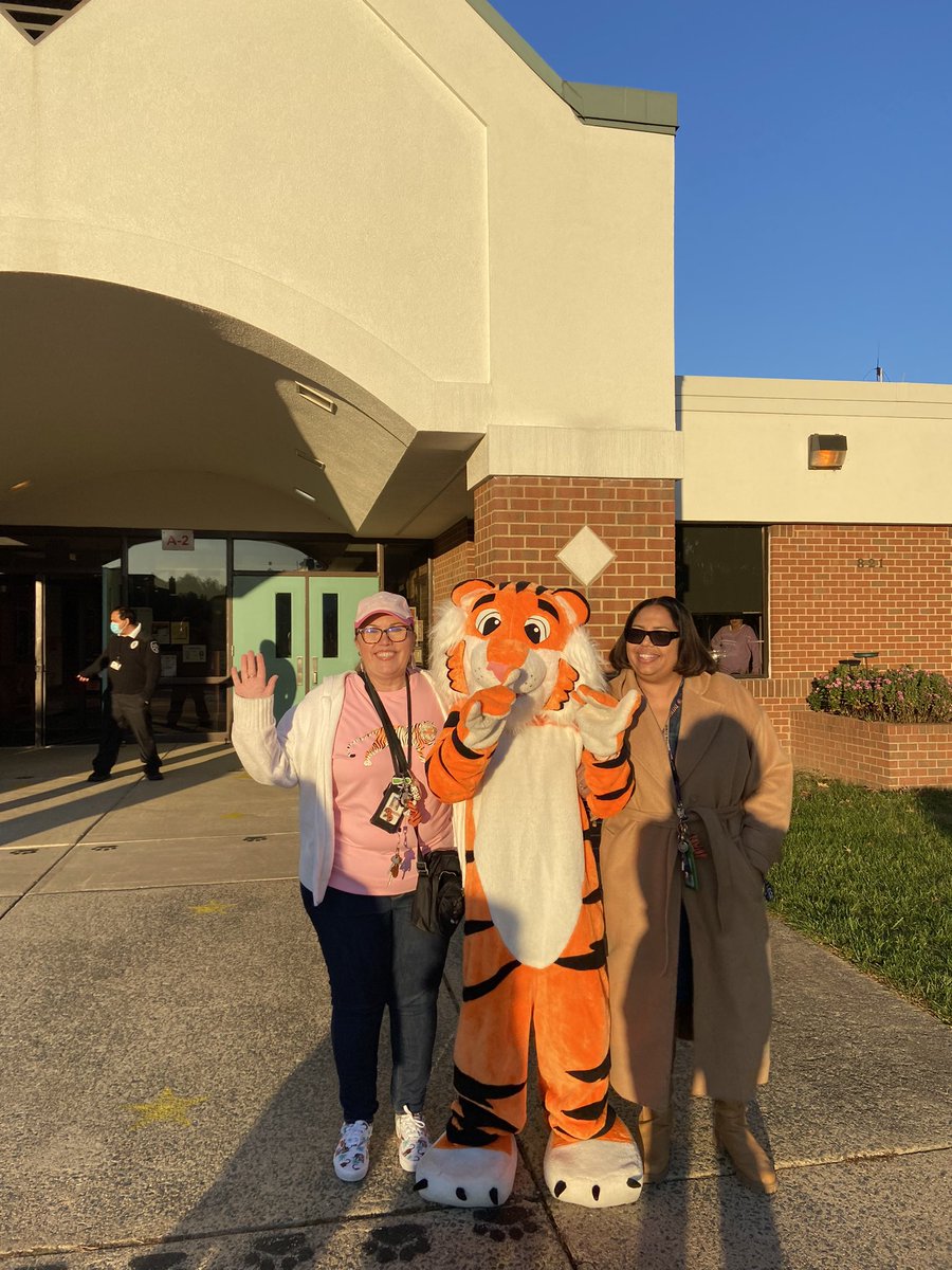 BALPrincipal's tweet photo. Celebrating 🥳 One LCPS Day with Pounce 🐯❤️ @BallsBluffLCPS @elainelayman @LCPSOfficial #WeAreOneLCPS https://t.co/ueYObMvZ4I